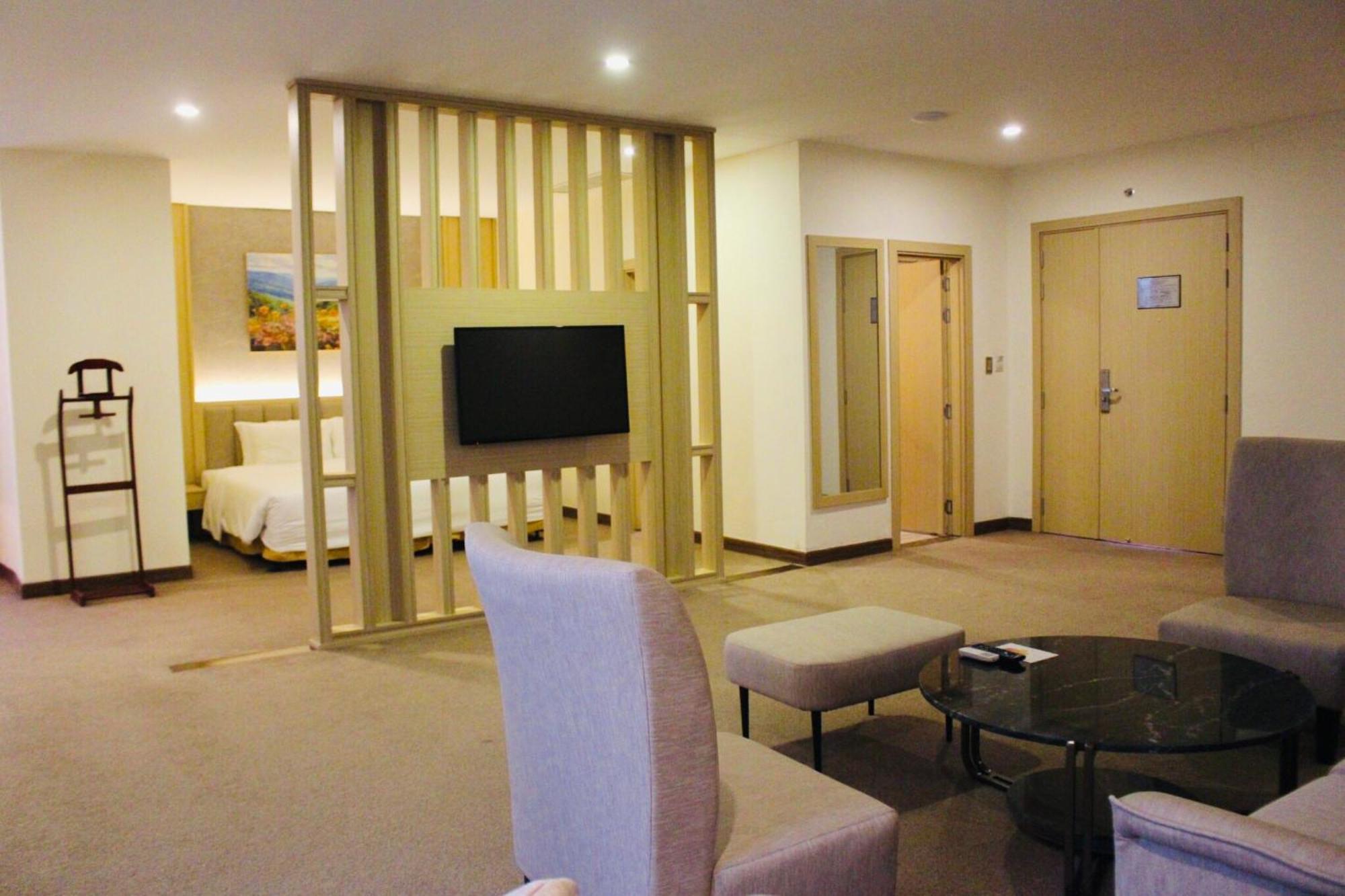 Muong Thanh Grand Quang Tri Hotel Buitenkant foto